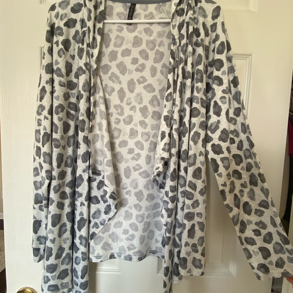 Elegant Gray Leopard Print Cardigan